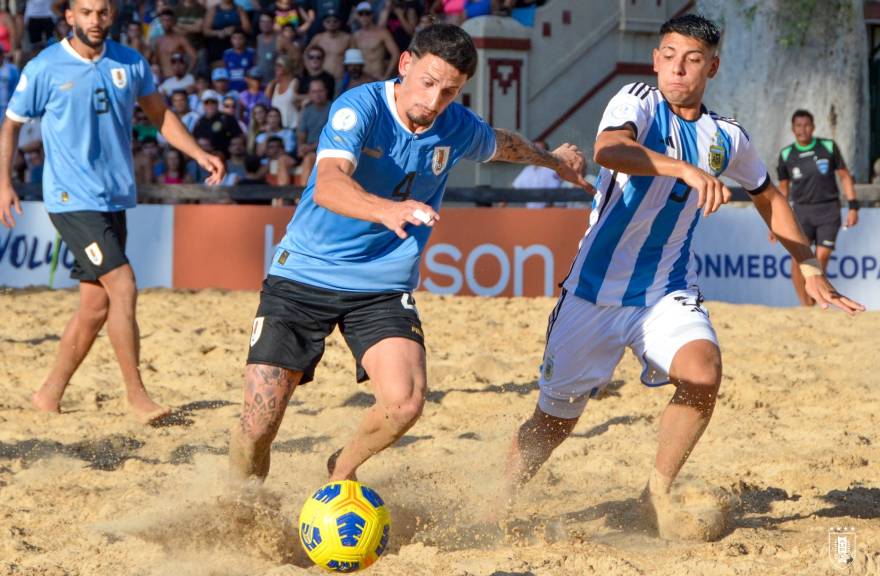 La Roja encabeza el Sudamericano de fútbol playa tras golear a Uruguay